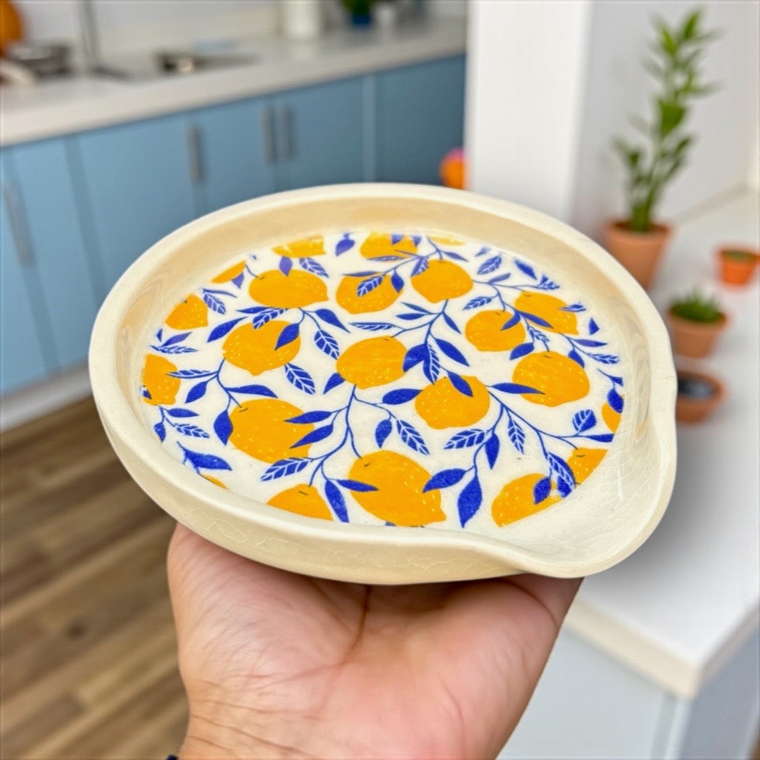 Decorative spoon rest with lemon pattern